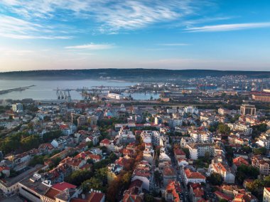  Bulgaristan 'ın Varna kentinin yukarısındaki hava manzarası. Şehir manzarası