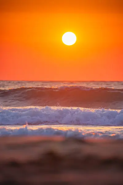 Ondas Salpicantes Douradas Mar Nascer Sol — Fotografia de Stock