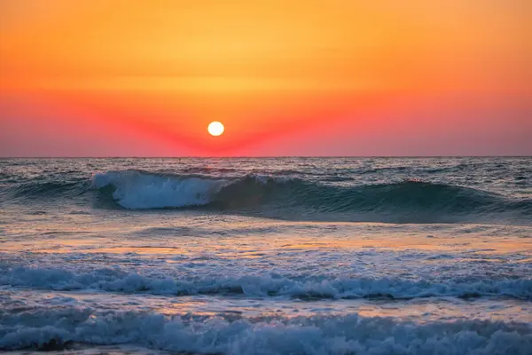 Sahile Doğru Altın Sıçratan Dalgalar Deniz Ufkunda Gün Doğumu — Stok fotoğraf
