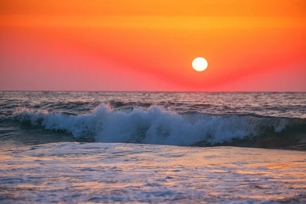 Sonnenaufgang Über Dem Meereshorizont Und Wellen Die Auf Den Sand — Stockfoto