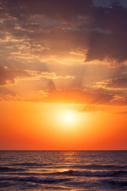 Plaj gündoğumu Tropik deniz ve sahil üzerinde