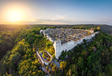 Shumen kalesi, Bulgaristan 'ın eski Shoumen kasabasının antik arkeolojik kalesi, panorama peyzajı,