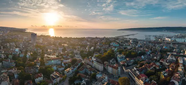 Bulgaristan 'ın Varna kentinin yukarısındaki hava manzarası. Şehir manzarası