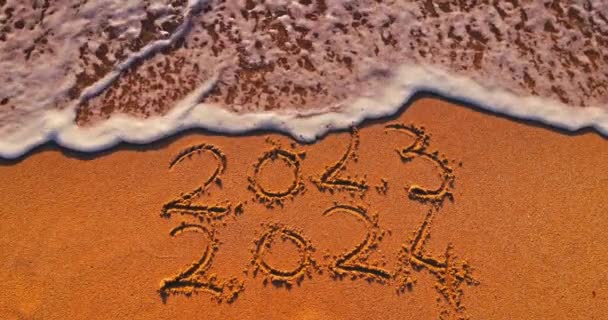 2023年の海の日の出の波の終わり ビーチの岸の砂の新しい2024テキストを歓迎して下さい — ストック動画