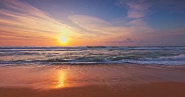 Praia Tropical Verão Nascer Sol Sobre Horizonte Mar Ondas Praia — Vídeo de Stock
