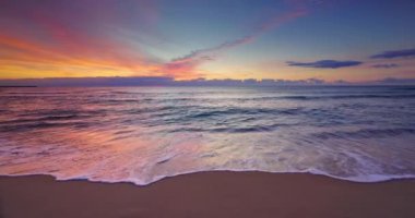 Okyanus dalgaları ve sahil kıyıları üzerinde tropik gündoğumu, deniz ufku doğa manzarası 4K video 