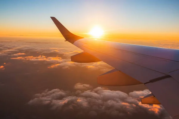 Let Letadla Při Západu Slunce Nad Mořskou Vodou Křídlem Letadla — Stock fotografie