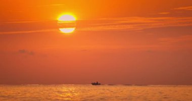 Güneş deniz ufkunda yükseliyor ve dalgalanan dalgalar, tropikal okyanus gündoğumu ve yelkenli tekne