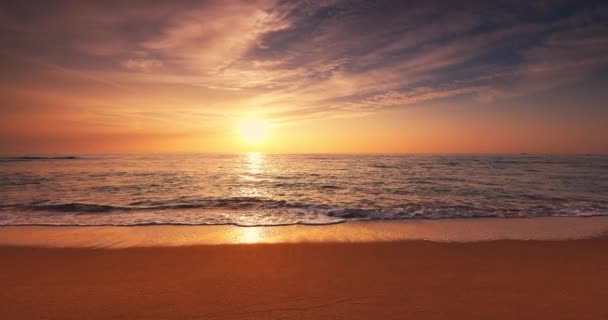 海の波と熱帯の島のビーチ4Kビデオ エキゾチックな海岸の日没の上に美しい日の出 — ストック動画