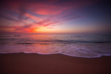 Plaj gündoğumu tropikal denizin üzerinde