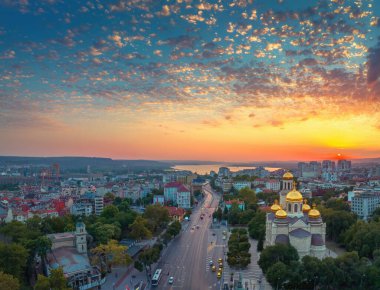 Bulgaristan 'ın Varna kentindeki Varsayımın Katedrali ve şehir ve Karadeniz kıyılarının şehir manzarası manzarası.