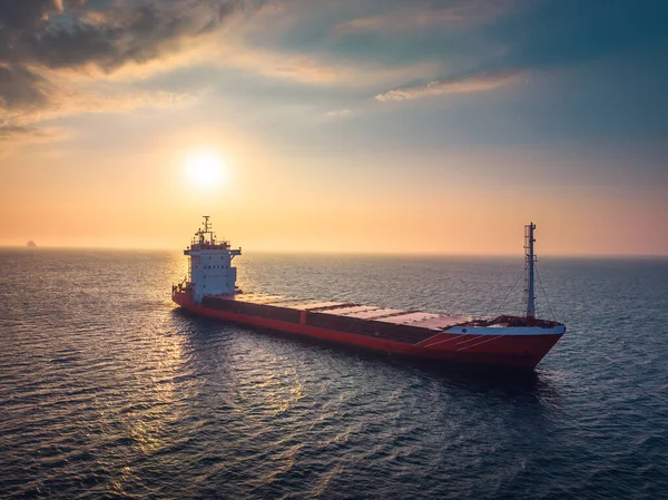 Havssoluppgång Över Havet Horisont Och Segling Industriella Lastfartyg Djupblå Öppet — Stockfoto