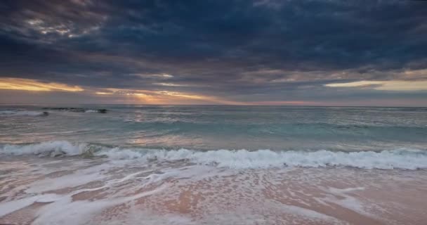 海の波と野生の熱帯ビーチのビデオを飛び越える雲の景色と日の出 — ストック動画