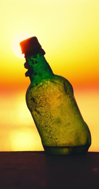Zee Zonsopgang Alcohol Fles Het Strand Zand Reisbestemming Exotisch Tropisch — Stockvideo