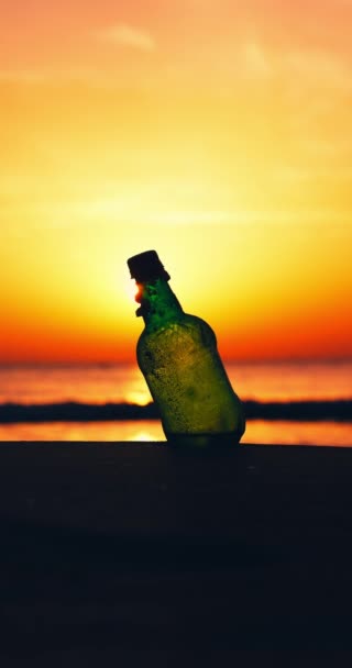 Sonnenaufgang Meer Und Plastikalkoholflasche Strand Sand Und Plätschernde Wellen Ufer — Stockvideo