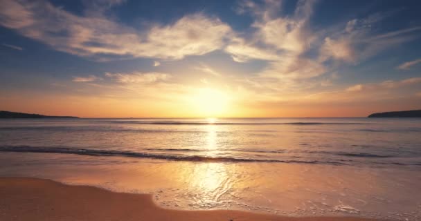 ビーチサンド インスピレーションに満ちた朝とエキゾチックな海岸の上に美しい海の日の出 — ストック動画
