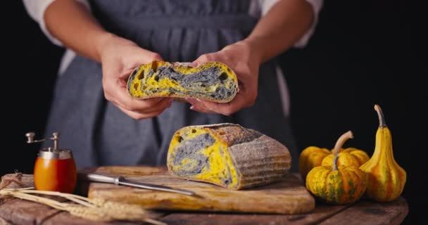 Hausgemachtes Knuspriges Sauerteigbrot Backofen Und Bäckerin Mit Herbstlichen Saisonalen Lebensmitteln — Stockvideo