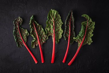 İsviçre Gökkuşağı Pazarı, gümüş pancar veya kır mavisi dokulu arka plan üzerine mangold