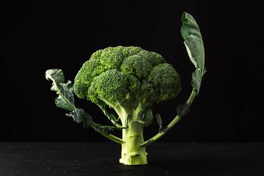 Siyah kırsal arka planda taze brokoli çiçekleri