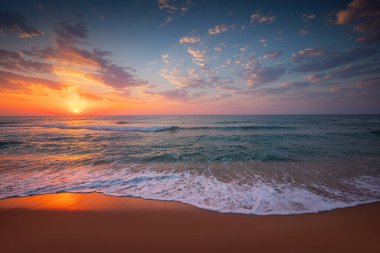 Okyanus sahili üzerinde tropik gündoğumu, egzotik ada deniz manzarası, deniz batımı manzarası