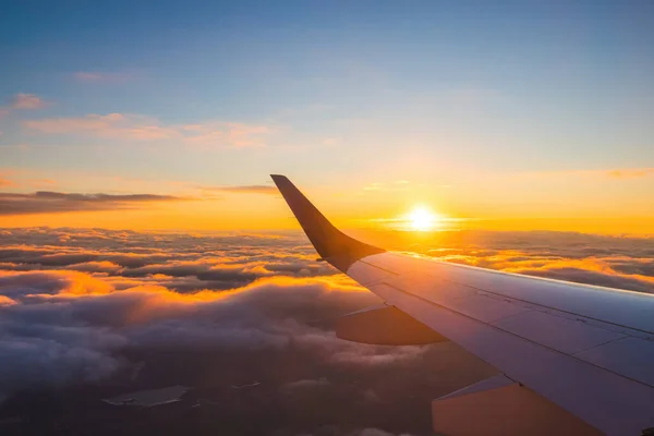 Voo Avião Céu Por Sol Sobre Água Oceano Asa Avião — Fotografia de Stock