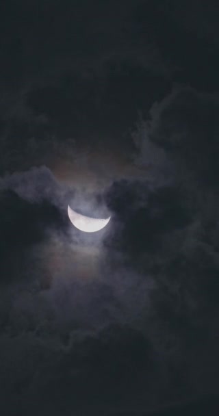 霧とふわふわの雲4Kビデオで表面と暗い空のクレーターで満月のトワイライト — ストック動画
