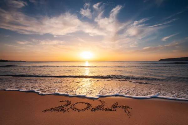 Mutlu Yıllar 2024 Konsepti Plajda Yazı Yazmak Gün Doğumunda Sahilde — Stok fotoğraf