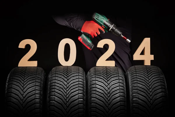 Winter Car Tires Service Hand Mechanic Wheels Crewdriver 2024 Happy — Stock Photo, Image