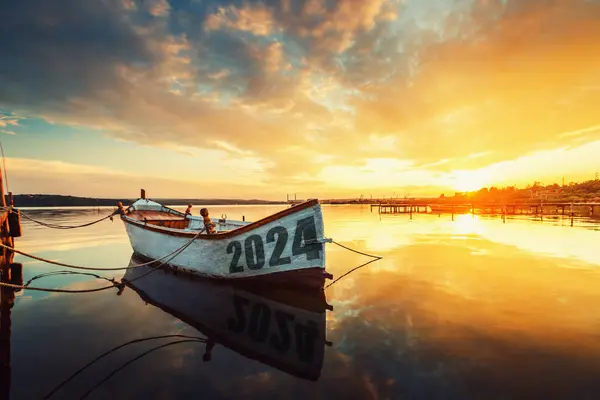 2024 Conceito Barco Pesca Lago Varna Com Reflexo Água Pôr — Fotografia de Stock