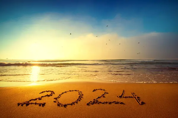 2024年首日海上日出海滩沙滩上的文字 — 图库照片