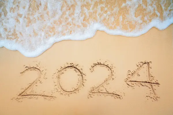 2024年的新年快乐理念在海滩上飘扬 在沙滩上飘扬 — 图库照片