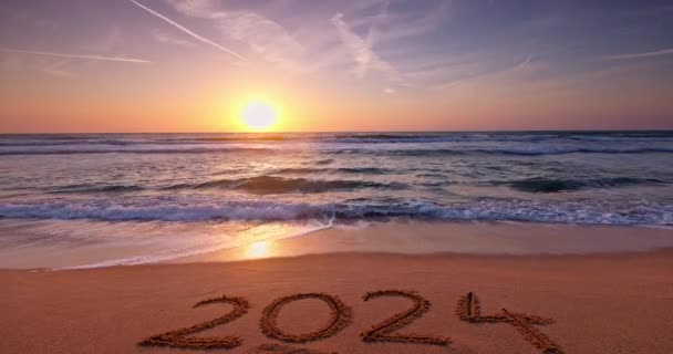 Восход Солнца Пляже Поздравление Новым 2024 Годом Морском Песке — стоковое видео