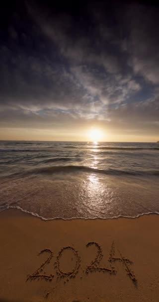 Приветствие Нового Года Пляже Первым Восходом Солнца 2024 Году — стоковое видео