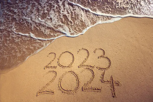 从2024年开始 到2023年结束 在海滩上的文字和海浪季节的背景 — 图库照片