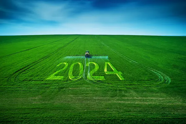 2024 Mutlu Yıllar Konsepti Tarla Sürme Püskürtme Çiftçilik Traktörü Görüntüsü — Stok fotoğraf