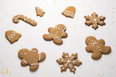 Beyaz arka planda izole edilmiş kremalı Noel ağacı kurabiyesi.