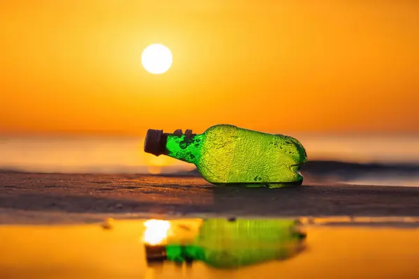 Mar Amanecer Botella Alcohol Playa Arena Destino Viaje Exótica Isla — Foto de Stock