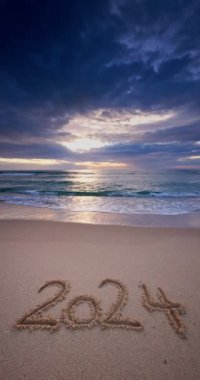 Deniz kıyısında sabah, yeni yıl 2024 deniz kumu ve plaj dikey videosu.