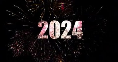 2024 Mutlu Yıllar kutlamaları. Gece yarısı gökyüzünde havai fişek patlaması, şenlikli havai fişek arka plan videosu.