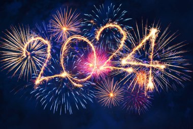 Siyah arka planda havai fişek gösterisi, mutlu yıllar 2024 konsepti..