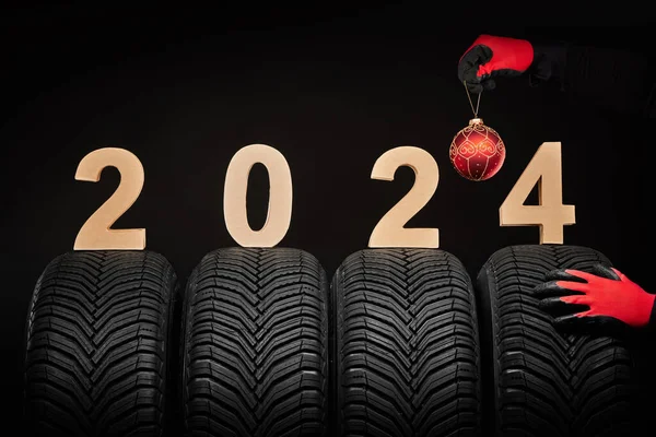 2024 Feliz Año Nuevo Neumáticos Cuidado Invierno Las Manos Hombre — Foto de Stock