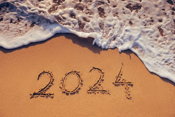 祝2024年新年快乐 在海滩上写信 日出时在海滩上的书面文字 — 图库照片