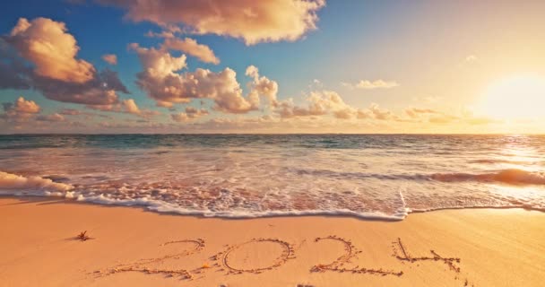トロピカルアイランドオーシャンビーチの上に日の出 新しい年2024ビデオを飛び越える波の上に海岸 — ストック動画