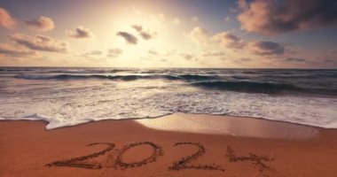 Egzotik Karayipler kıyısı tropik ada plajı ve su sıçratan dalgalar, tatil için gidilecek yer 2024 Kum 4K video metni
