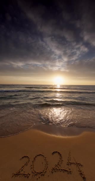 Dando Bienvenida Nuevo Año Playa Con Primer Amanecer 2024 — Vídeos de Stock