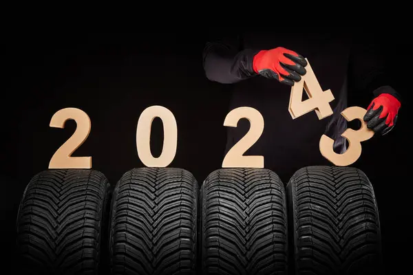 Serwis Opon Samochodowych Ręce Mechanika Numer Tekst 2023 2024 Rok Obraz Stockowy