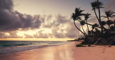 Bavaro tatil beldesi, Punta Cana, Dominik Cumhuriyeti 'nde plajda ve Karayip deniz dalgalarında tropikal gündoğumu denizi.