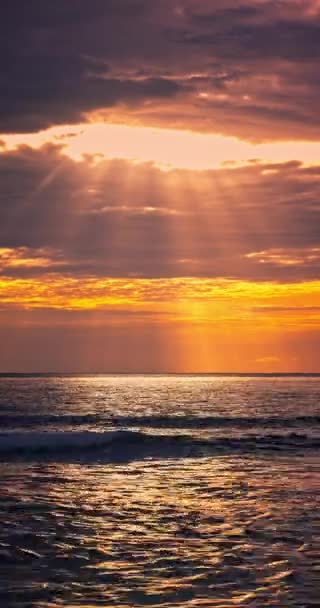 Цветная Облачность Восход Солнца Над Спокойными Морскими Волнами Солнечный Дождь — стоковое видео