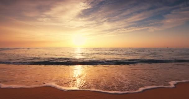 トロピカルな海岸と海の波とビーチの上の美しい日の出 海岸4K自然ビデオの上の日没 — ストック動画