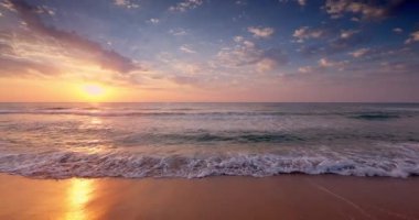 Tropikal deniz kıyısı ve su dalgaları ve sahil üzerinde güzel gün doğumu, okyanus kıyısında günbatımı 4k doğa videosu